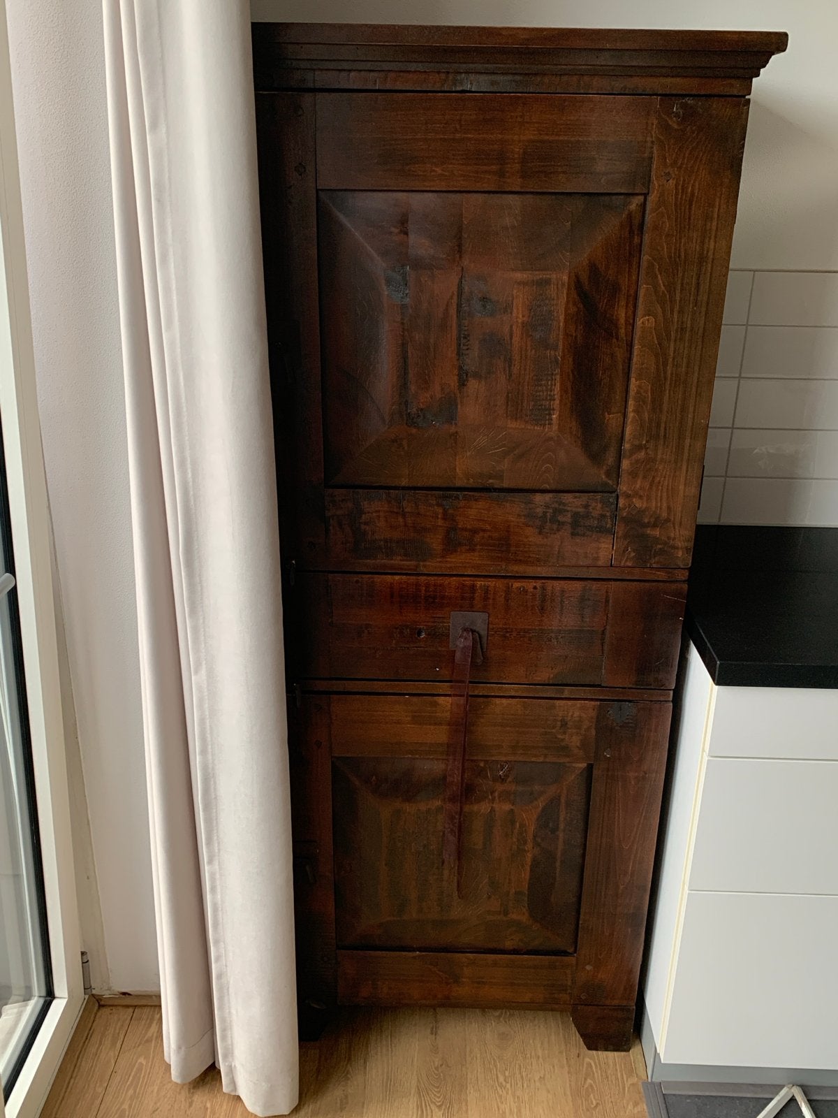 Antieke houten kast met lade en planken, Ophalen