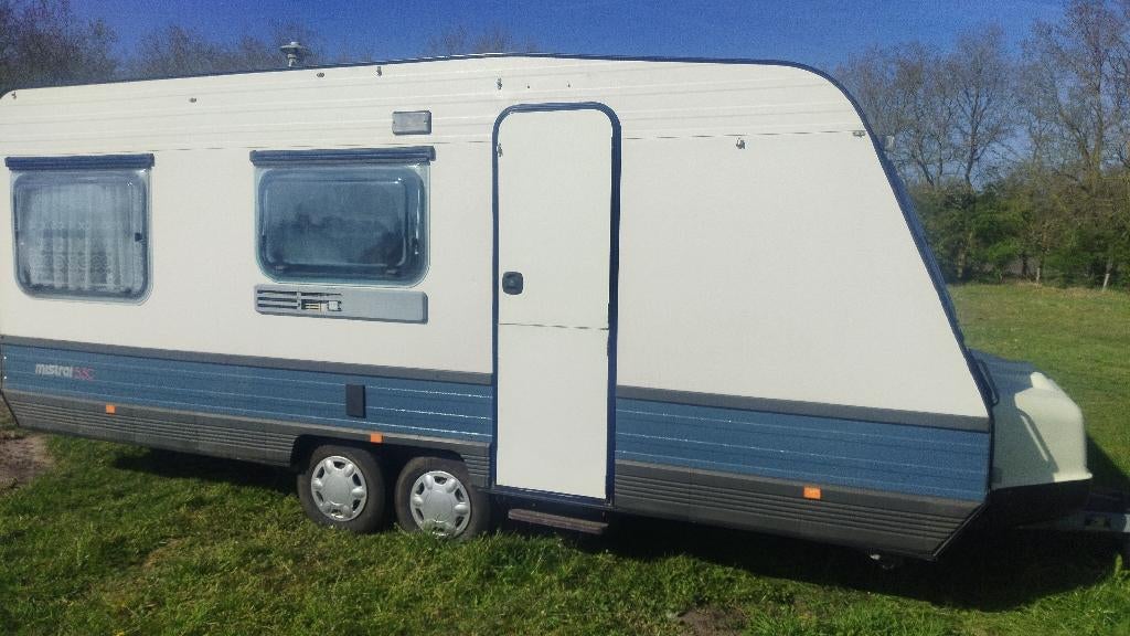Adria Mistral 530 (4051TD)  bouwjaar 1984, Rondzit, Ringverwarming, Omvormbare zithoek, 750 - 1000 kg