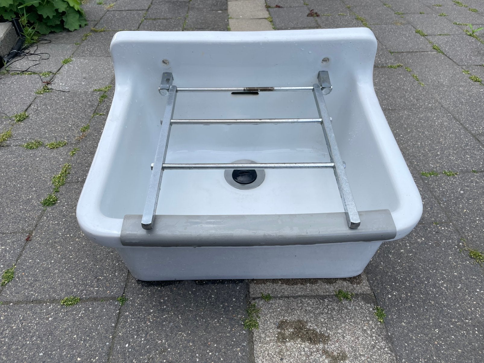 Uitstortgootsteen keramiek inclusief emmerrek, Doe-het-zelf en Verbouw, Ophalen, Gebruikt, Steen, Wastafel