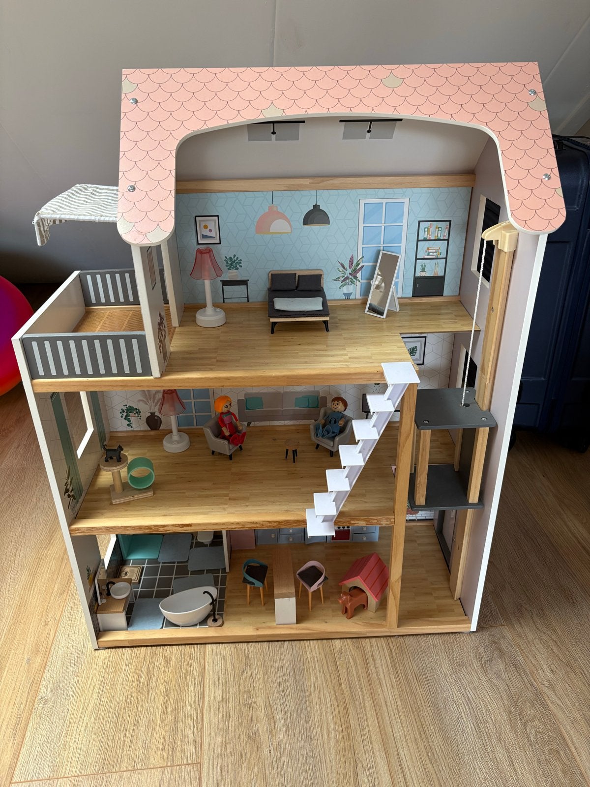 Compleet en gemeubileerd houten poppenhuis, Kinderen en Baby's, Speelgoed | Poppenhuizen, Ophalen, Zo goed als nieuw, Poppenhuis