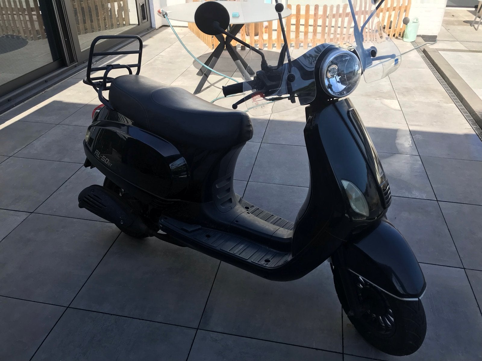 Zwarte scooter uit 2016 met nieuwe accu, Ophalen, Gebruikt, Benzine, Overige merken