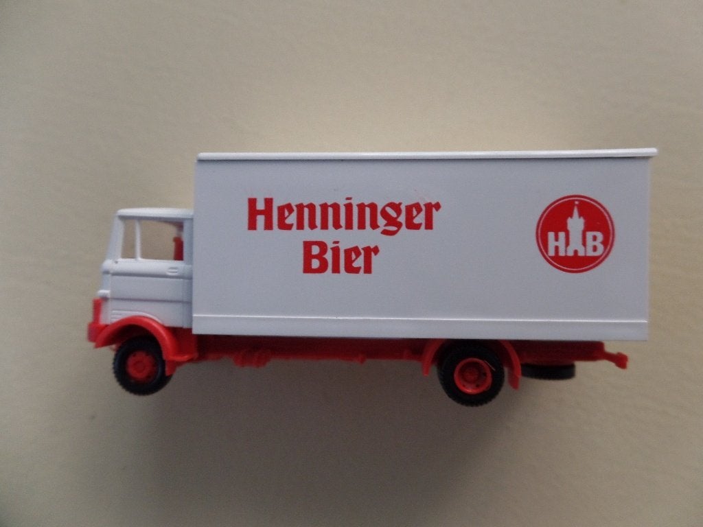 Mercedes LP809 vrachtwagen Henninger Bier Praliné  , Hobby en Vrije tijd, Verzenden, Nieuw, Bus of Vrachtwagen