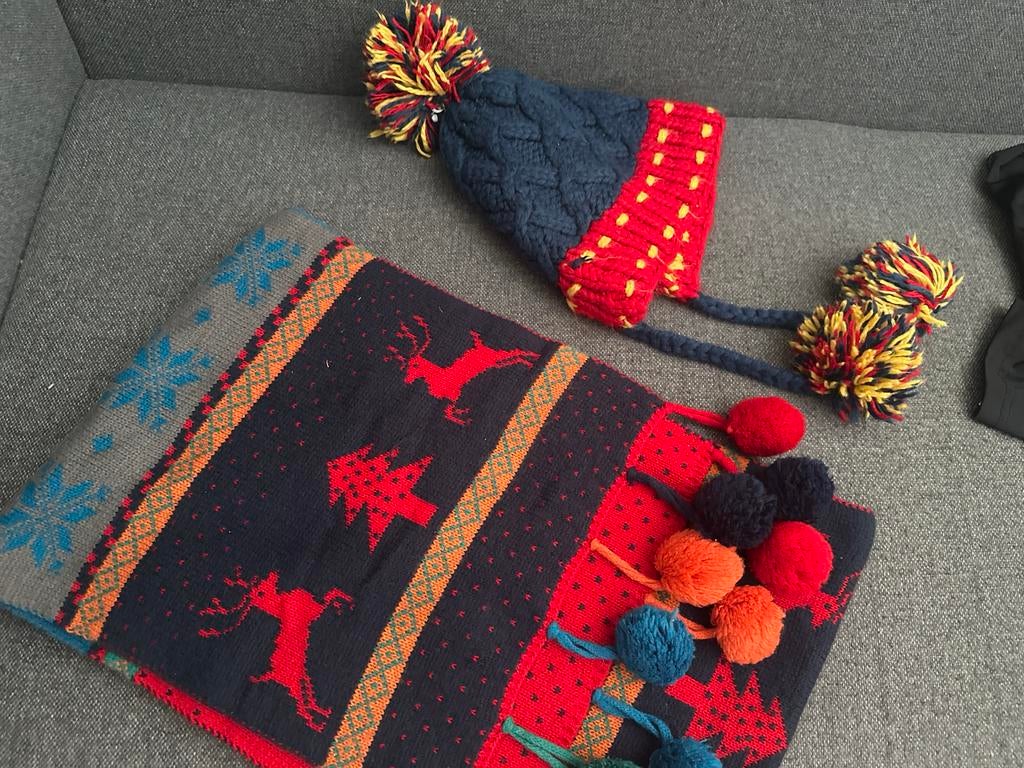 Winterset: Muts en Sjaal met Kerstthema, Ophalen of Verzenden, Zo goed als nieuw, Maat 38/40 (M), Muts