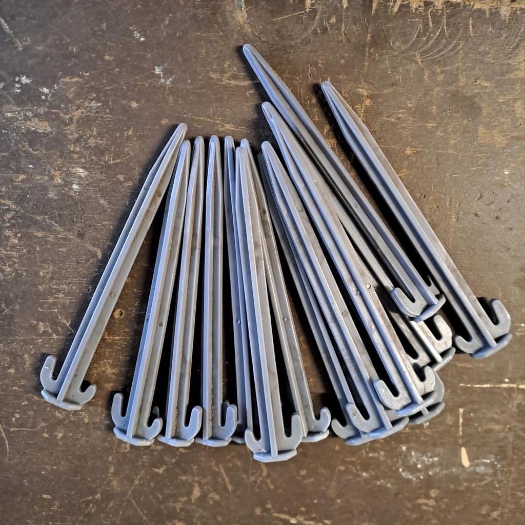 15 grijze kunststof haringen 18 cm, Ophalen of Verzenden