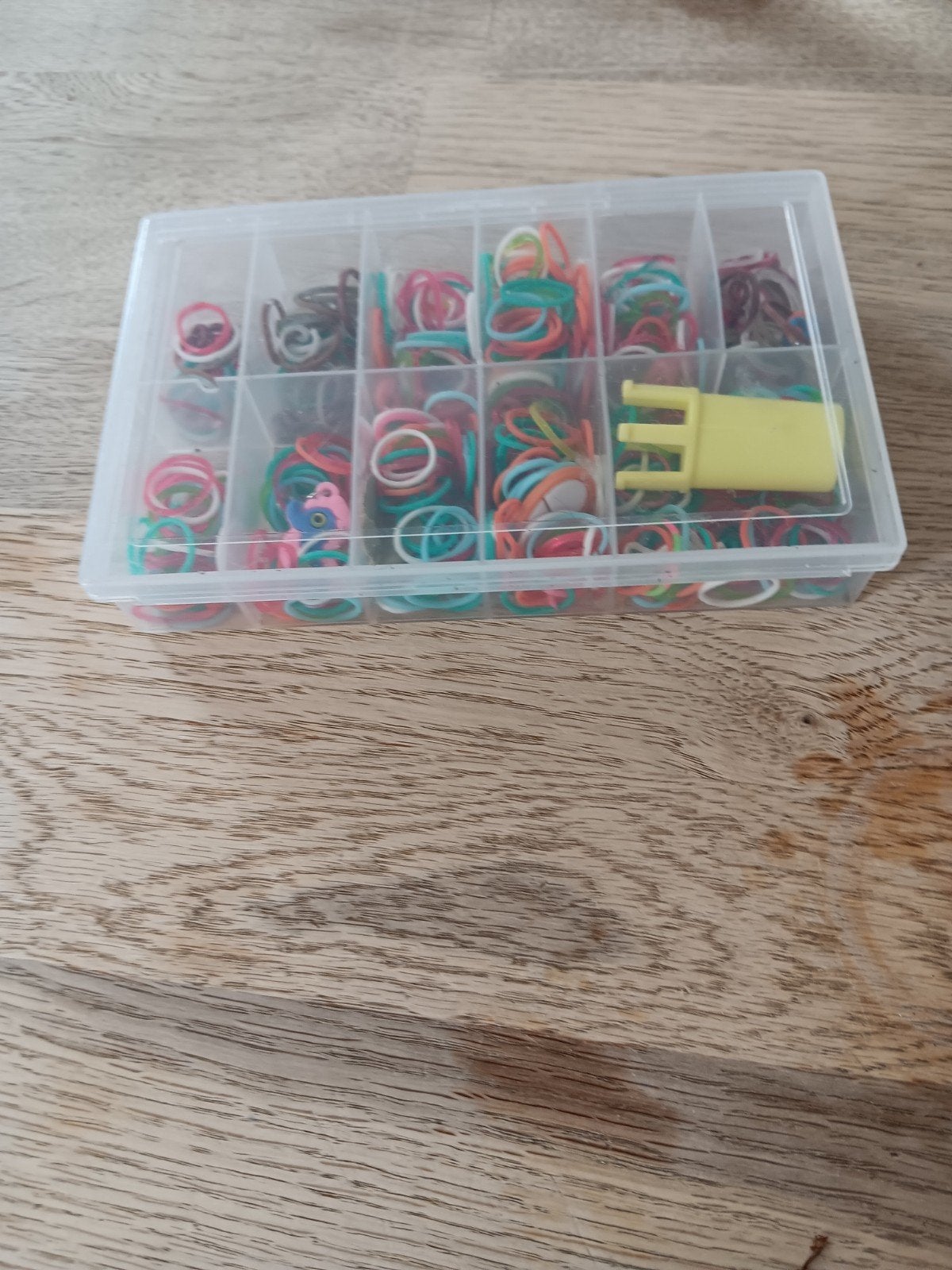 Loom bands knutselset in handige opbergdoos, Gebruikt, Overige thema's, Meerkleurig, Ophalen of Verzenden