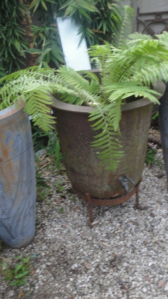 hele grote ketel gietijzer op voet met kraan, Tuin en Terras, Ophalen