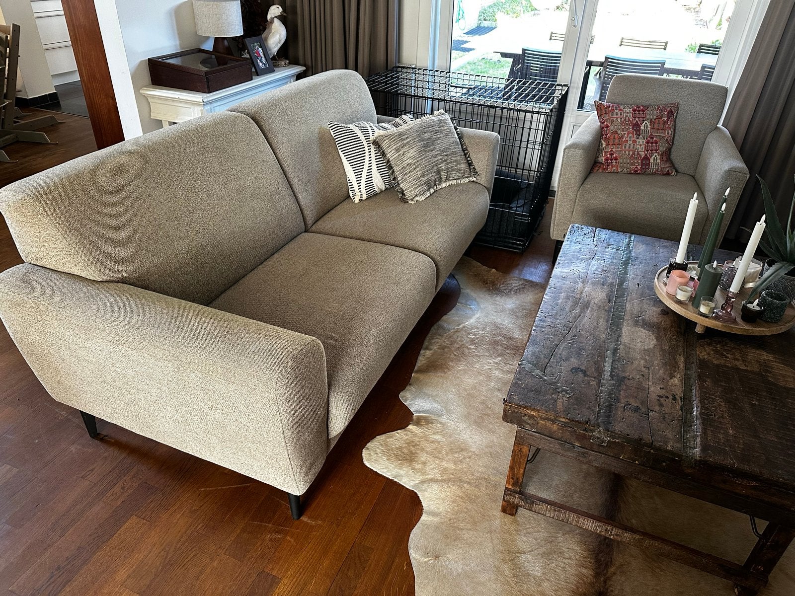 Zandkleurige 2,5-zits met fauteuil en robuuste salontafel, Ophalen, Zo goed als nieuw, Hout, Landelijk