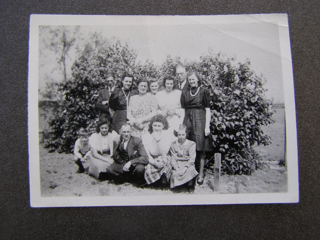 Kleine foto: Groepje vrouwen / meisjes en mannen; eind ’40, Gebruikt, Foto, Ophalen of Verzenden, Voor 1940