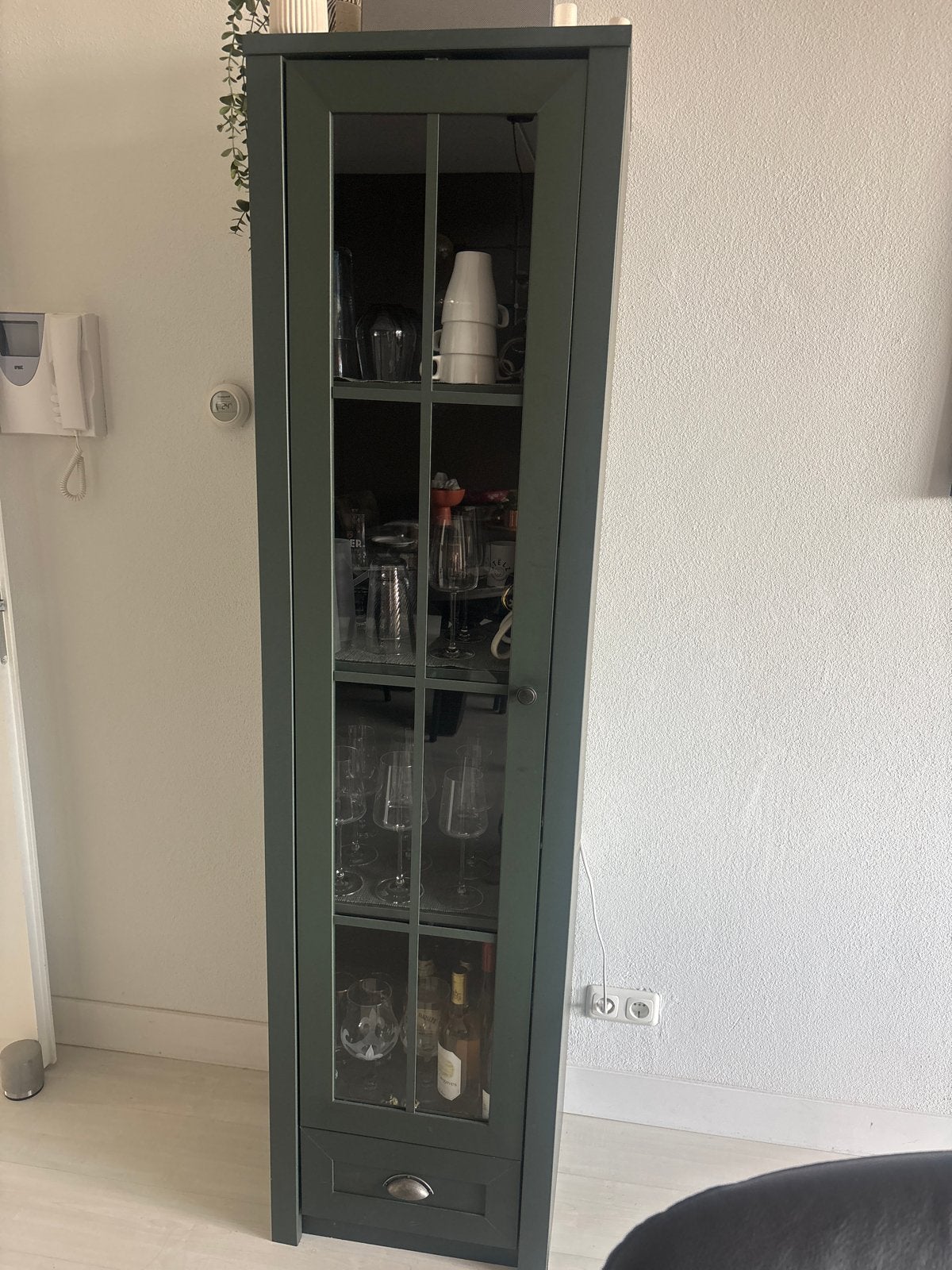 Groene vitrinekast met glazen deuren en lade, Huis en Inrichting, Ophalen, Minder dan 50 cm, Gebruikt, 200 cm of meer