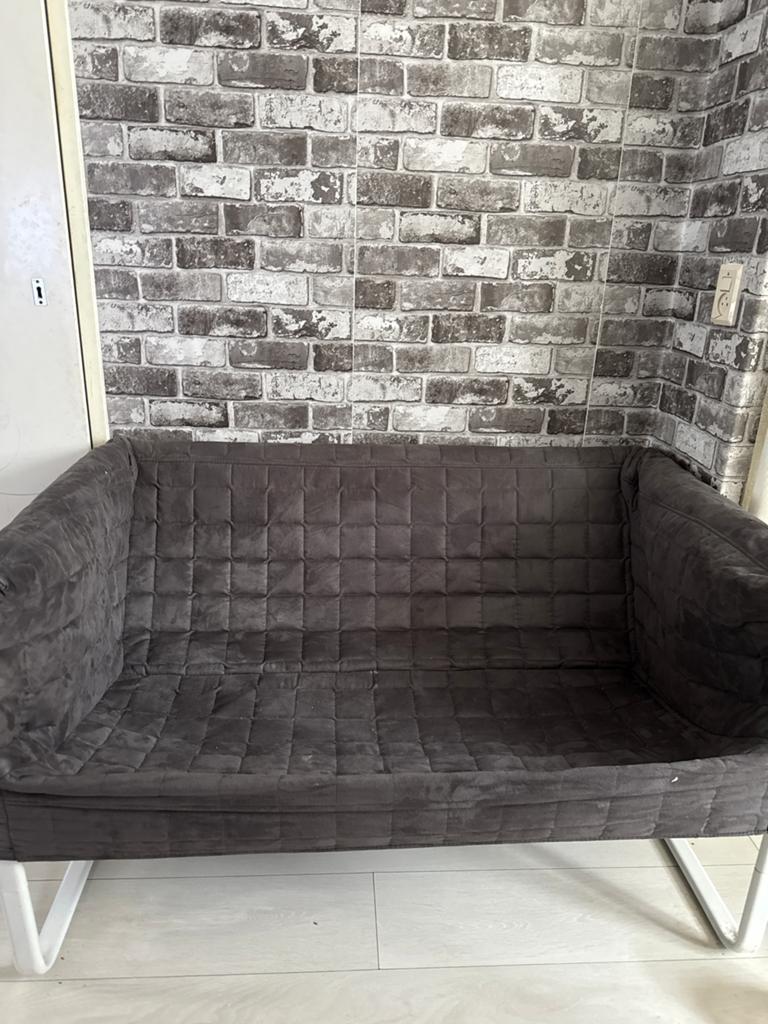 Comfortabele tweepersoonsbank - Grijs stof, Huis en Inrichting, Banken | Bankstellen, Gebruikt, 150 tot 200 cm, Tweepersoons, 75 tot 100 cm