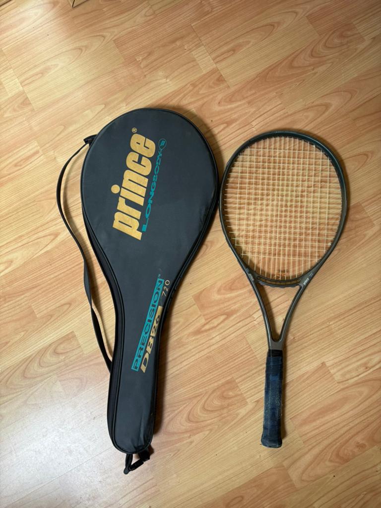 Een Prince tennisracket en een yonex badminton racket., Sport en Fitness, Tennis, Ophalen of Verzenden, Racket, Prince