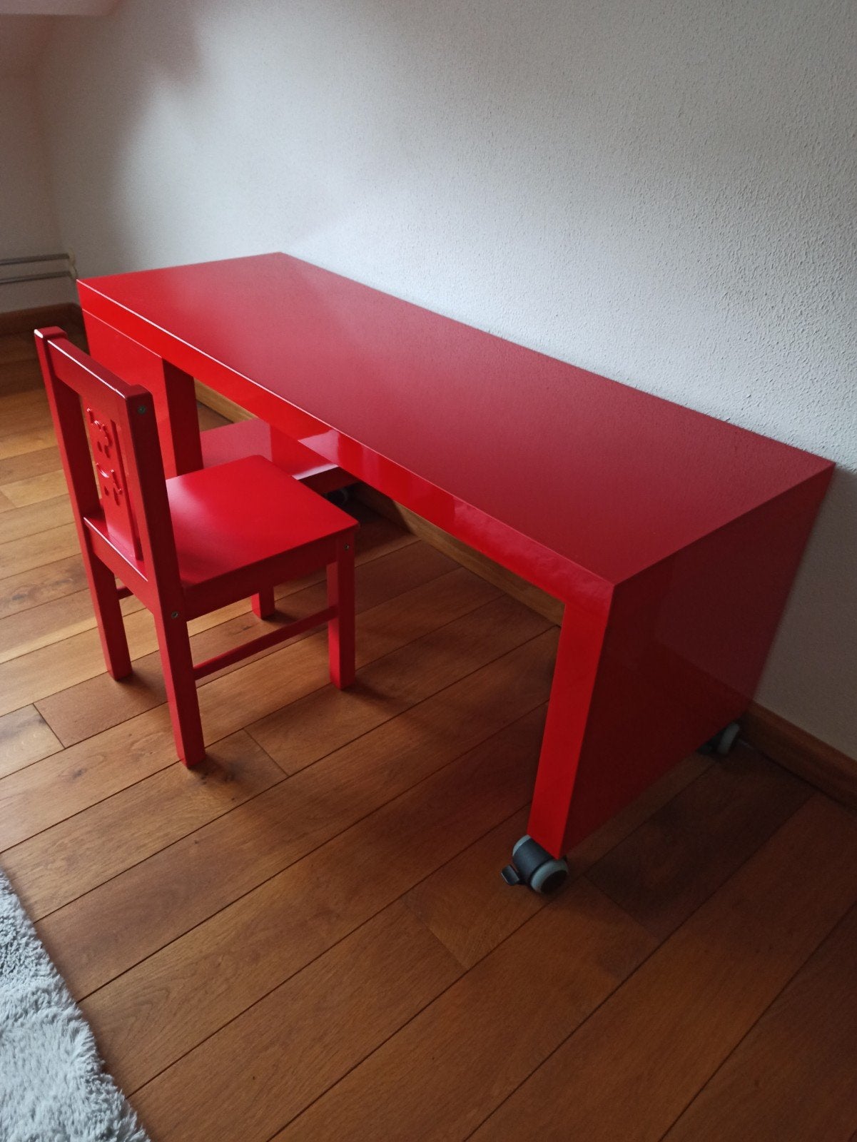 Rode salontafel/kinderbureau met stoeltje op wieltjes, Ophalen, Zo goed als nieuw