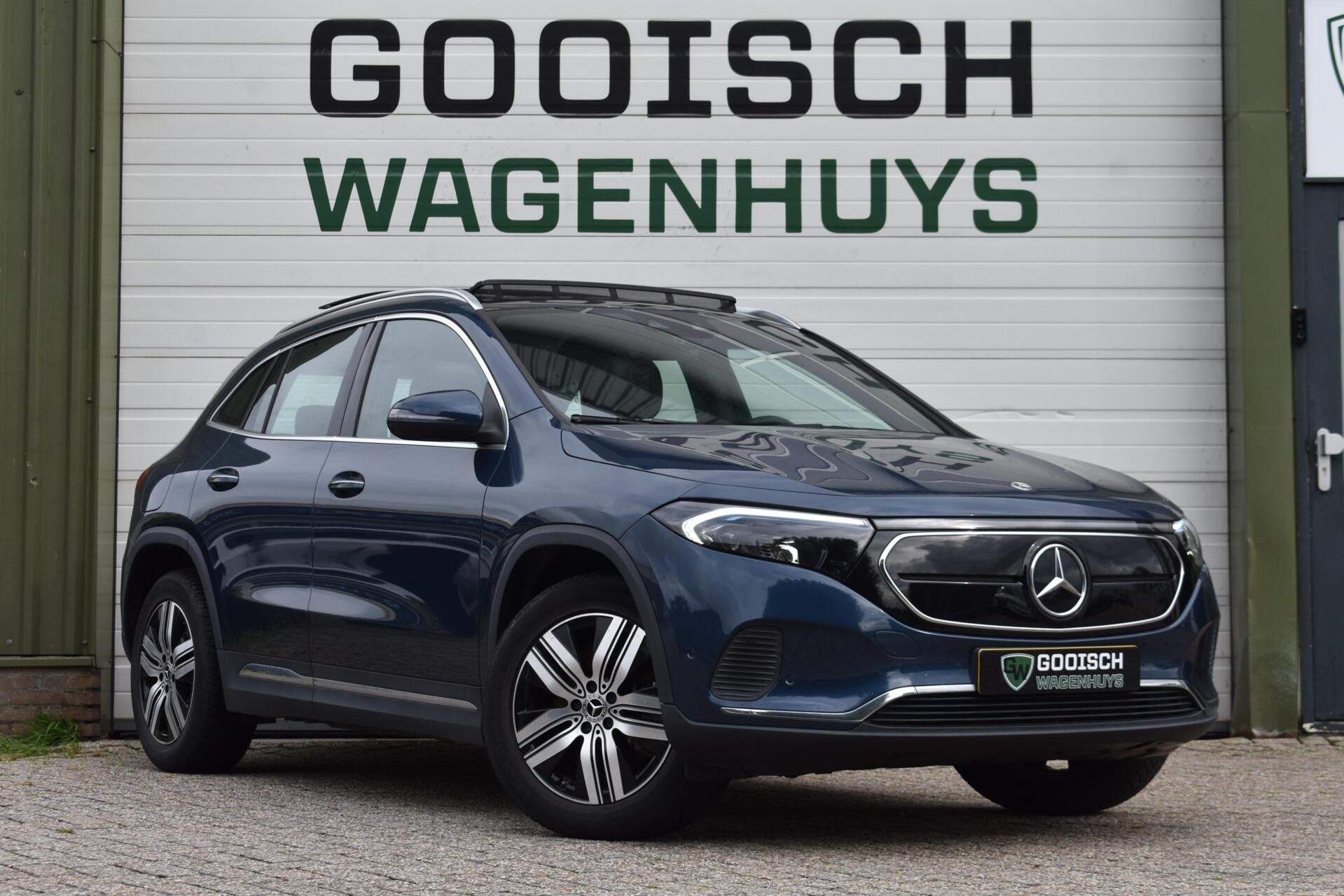 Mercedes EQA 250 Luxury Line 71 kWh | Stoelverwarming | Pano, 1940 kg, 750 kg, Met garantie (alle), Blauw