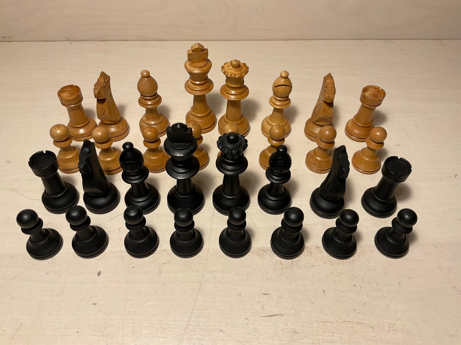 Forse schaakstukken de koning meet 90 mm onderzijde vilt, Ophalen of Verzenden, Gebruikt