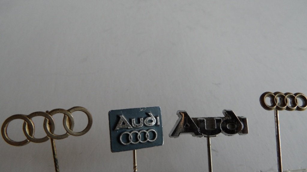Audi oldtimerauto speldjes 4 x verschillend, Verzamelen, Speldjes, Pins en Buttons, Verzenden, Gebruikt, Merk, Speldje of Pin