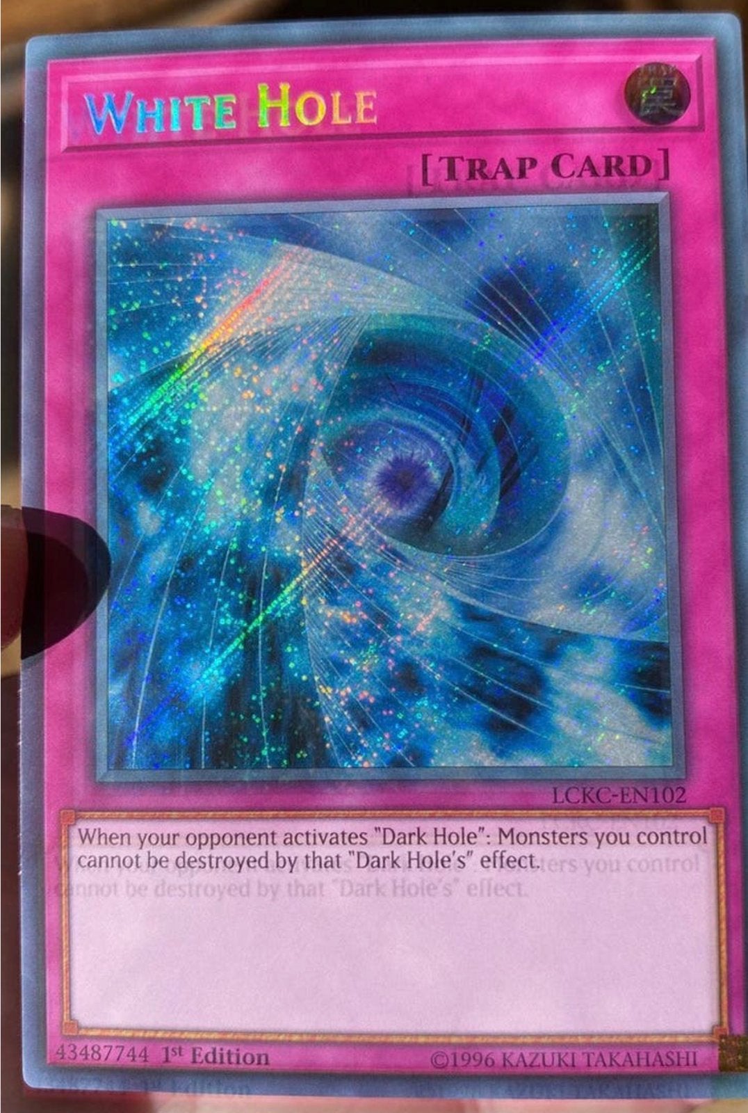 Yu-Gi-Oh! White Hole LCKC 1st Edition !, Hobby en Vrije tijd, Verzamelkaartspellen | Yu-gi-Oh!, Ophalen of Verzenden, Zo goed als nieuw