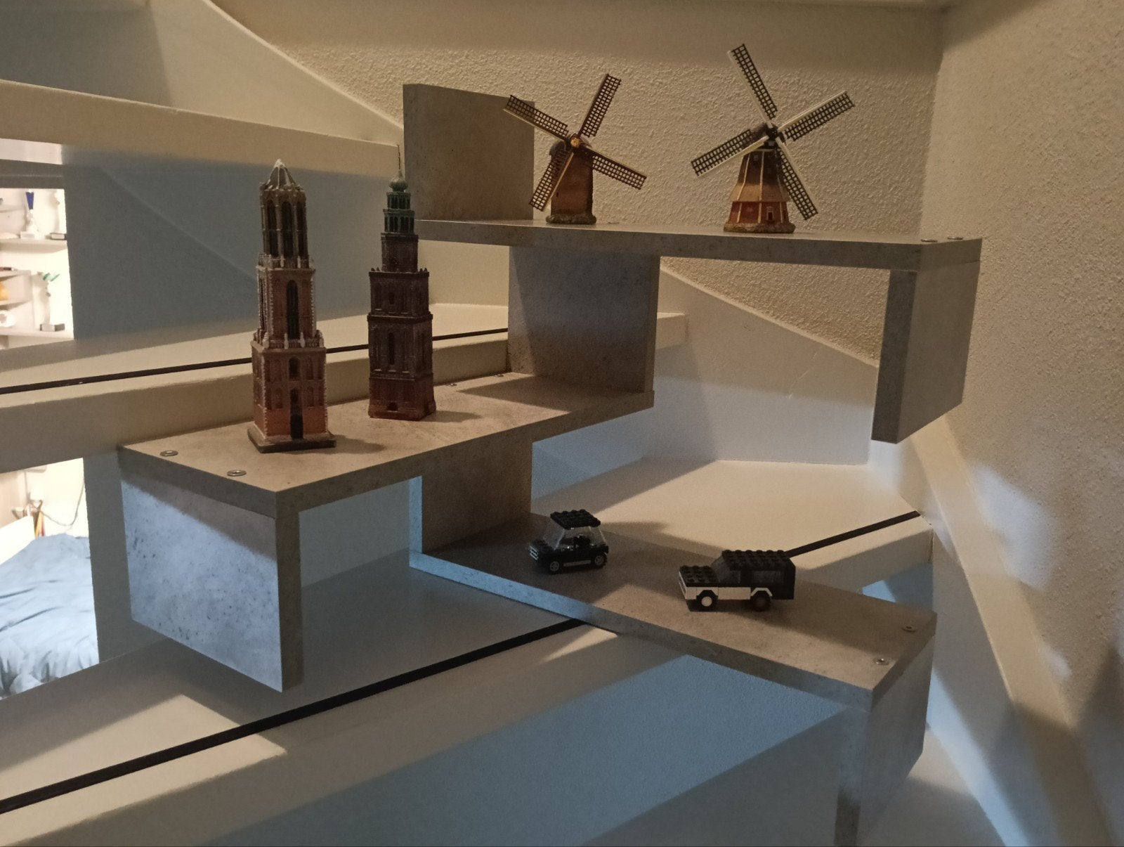 te koop 2 hoekwantplanken voor aan de muur, Ophalen