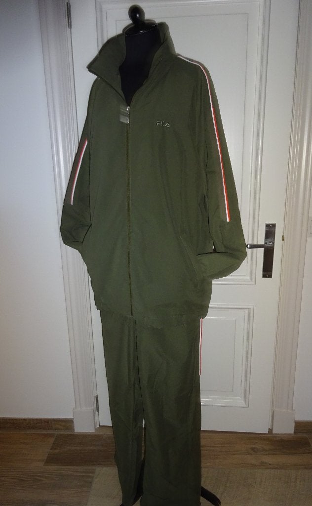 NIEUW Maat L/XL. FILA. Heren trainingspak- Huispak.Het kaart, Kleding | Heren, Maat 52/54 (L), Nieuw, Ophalen of Verzenden, Fila