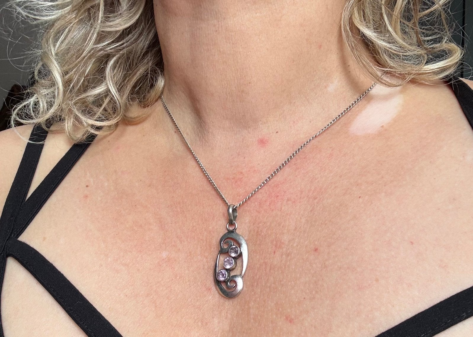 Zilveren, 925 gemerkte hanger met amethist, Ophalen of Verzenden, Zo goed als nieuw, Paars, Zilver