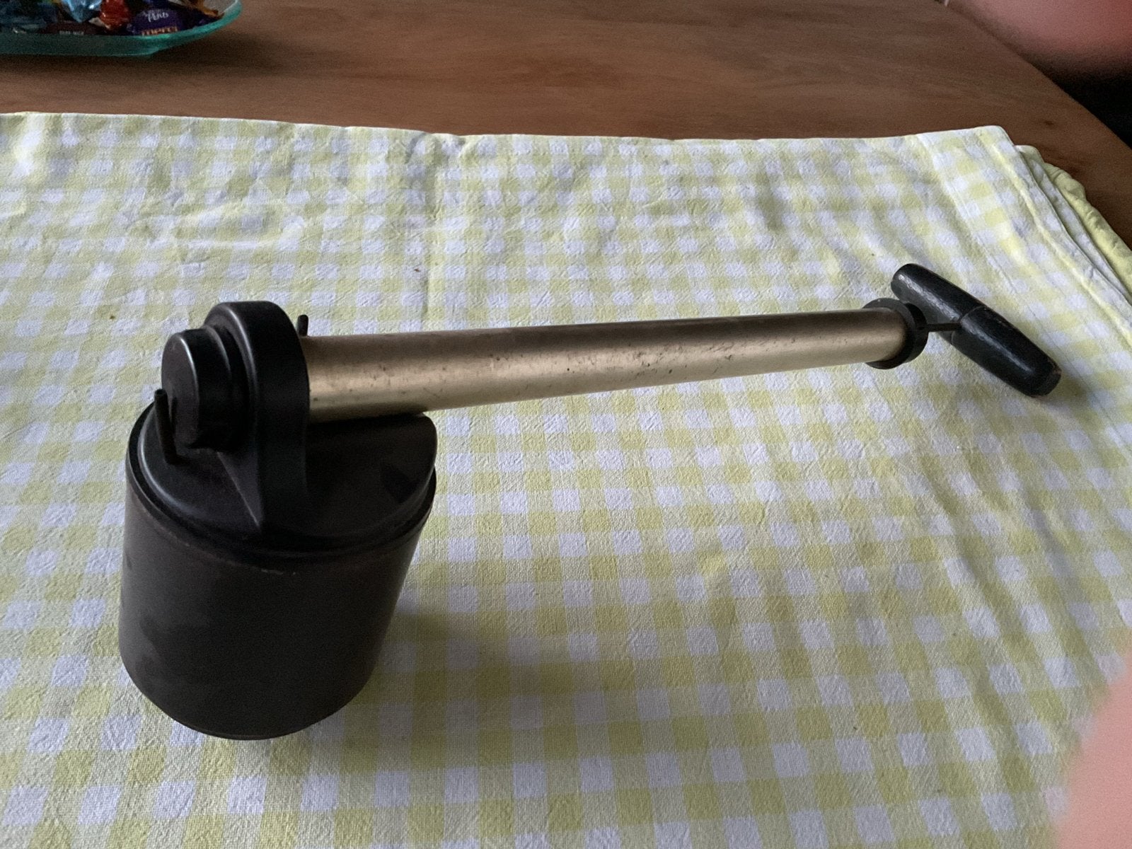 Vintage handpomp met messing buis en bakelieten handvat, Antiek en Kunst, Verzenden
