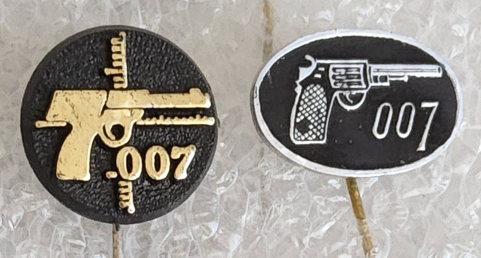 2 James Bond 007 Speldjes - Pistool Design, Verzamelen, Ophalen of Verzenden, Gebruikt, Overige onderwerpen, Speldje of Pin