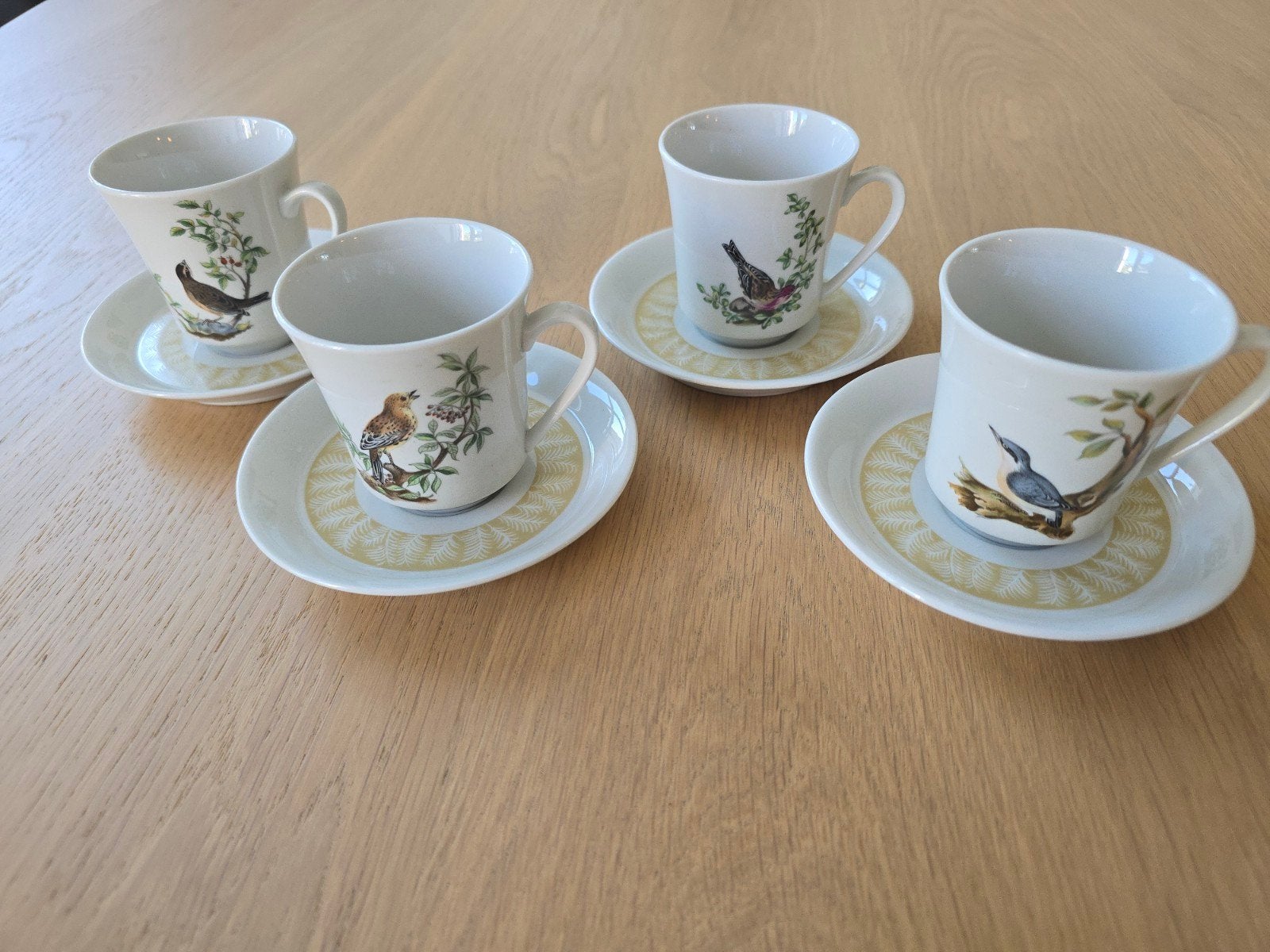 Vintage Villeroy & Boch koffiekopjes en schotels met vogels, Ophalen of Verzenden, Zo goed als nieuw, Porselein, Kop en/of schotel