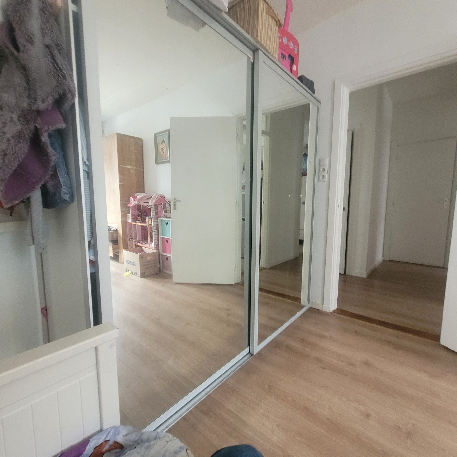 Grote spiegelkast met schuifdeuren, Overige materialen, Gebruikt, 200 cm of meer, Met plank(en)