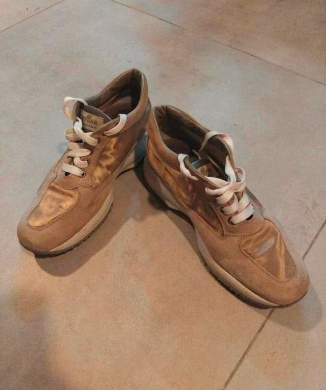 Hogan dames schoenen sneakers maat 39,5

Prijs 5, Ophalen of Verzenden, Zo goed als nieuw, Zwart, Sneakers of Gympen