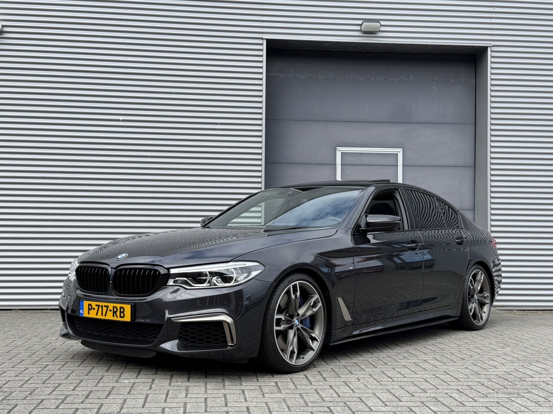 BMW 5 Serie M550i xDrive High Executive I Aut. I 463 PK I Le, Auto's, Automaat, Dealer onderhouden, Gebruikt, 2000 kg
