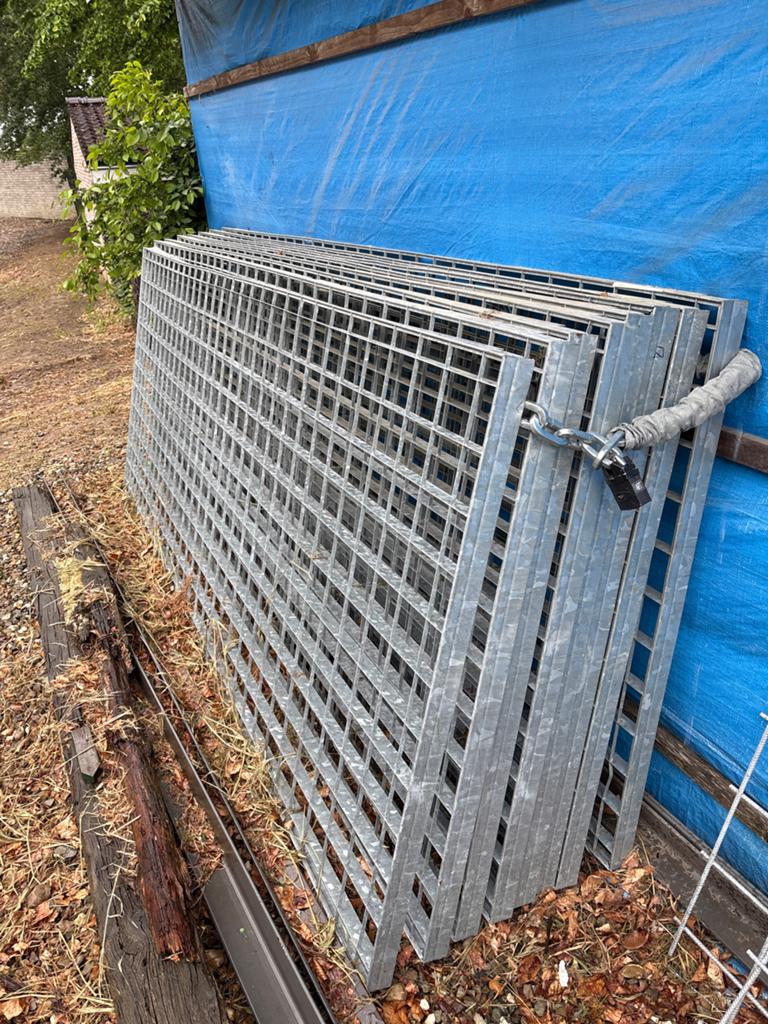 Robuuste gegalvaniseerde hekwerk of raatvloerpanelen, Ophalen, Zo goed als nieuw, Overige materialen, Overige typen