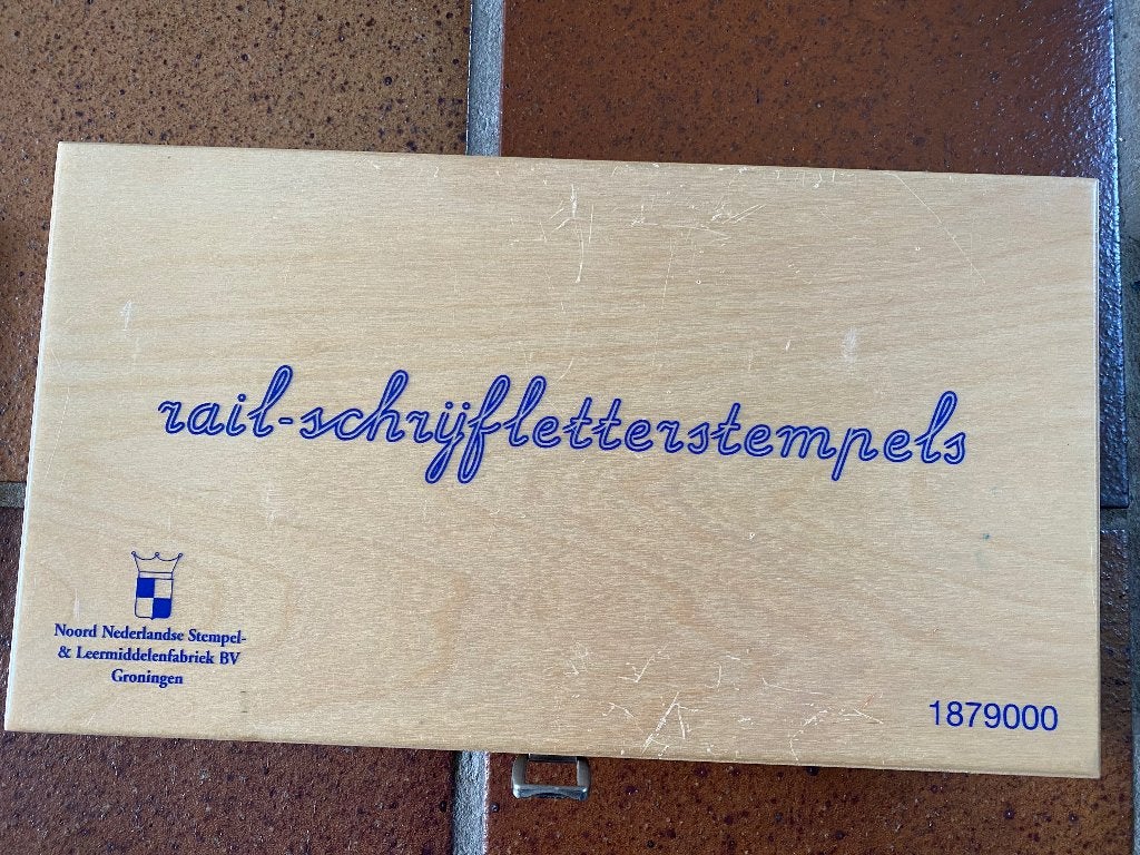 Stempels - railschrijfletterstempels, Ophalen of Verzenden, Gebruikt, Taal en Lezen