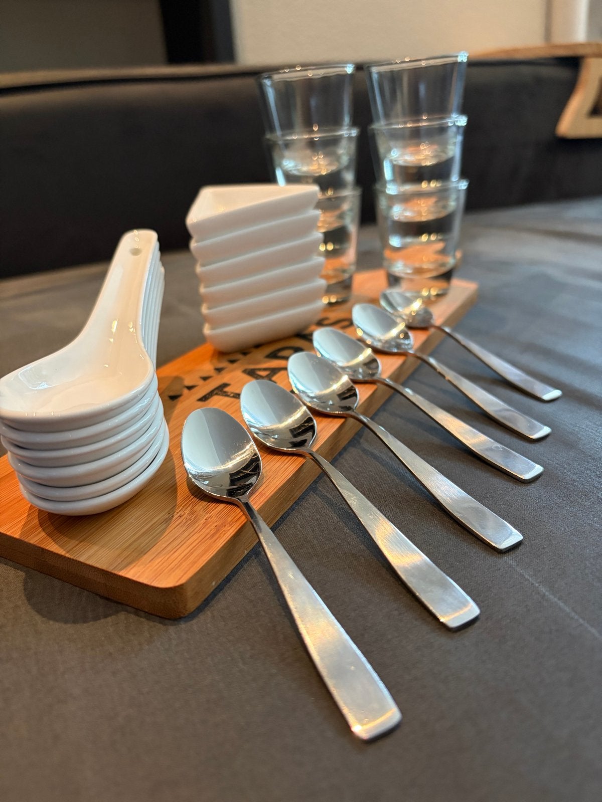 Tapas set met bamboe plank, schaaltjes, lepels en glaasjes, Overige merken, Overige typen, Ophalen of Verzenden, Zo goed als nieuw