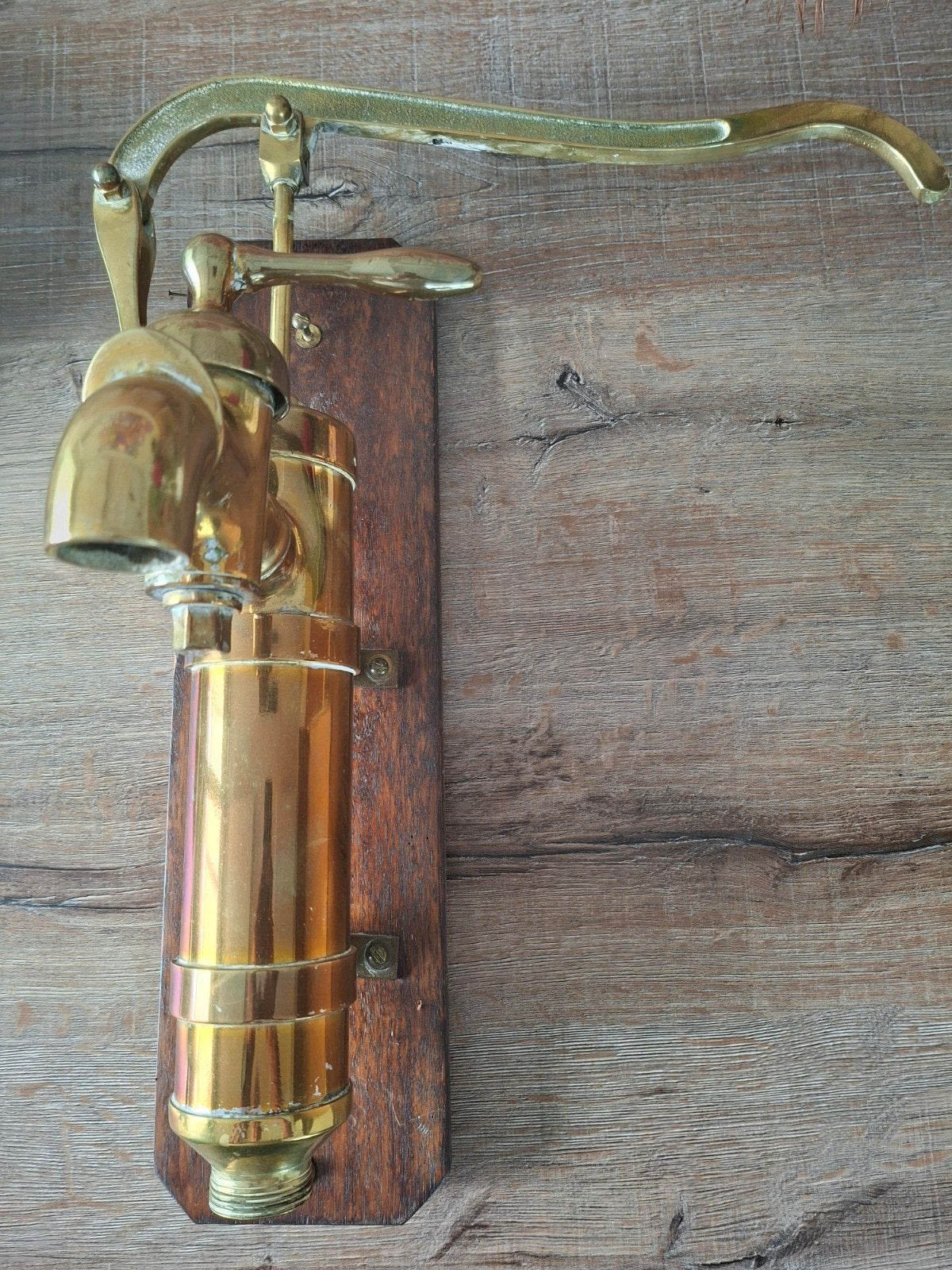 Antieke Messing Waterpomp op Houten Plaat, Antiek en Kunst, Ophalen of Verzenden