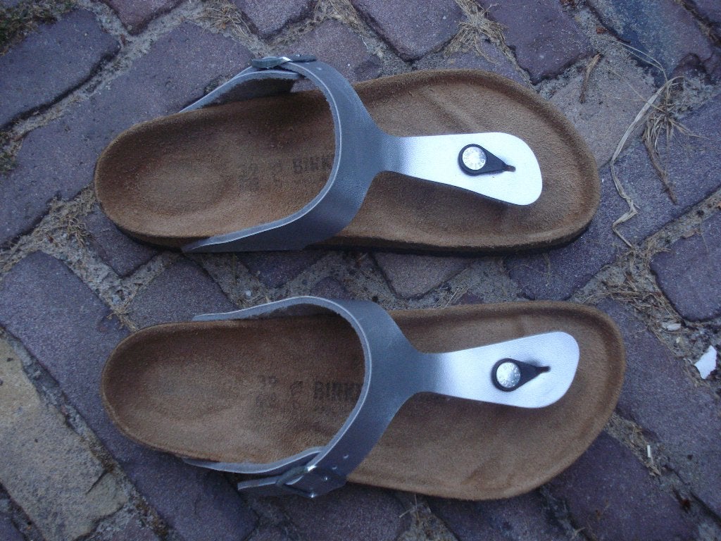 BIRKENSTOCK GIZEH ZILVER 39 NU GRATIS VERZENDING PER POST, Kleding | Dames, Schoenen, Slippers, Overige kleuren, Verzenden, Zo goed als nieuw