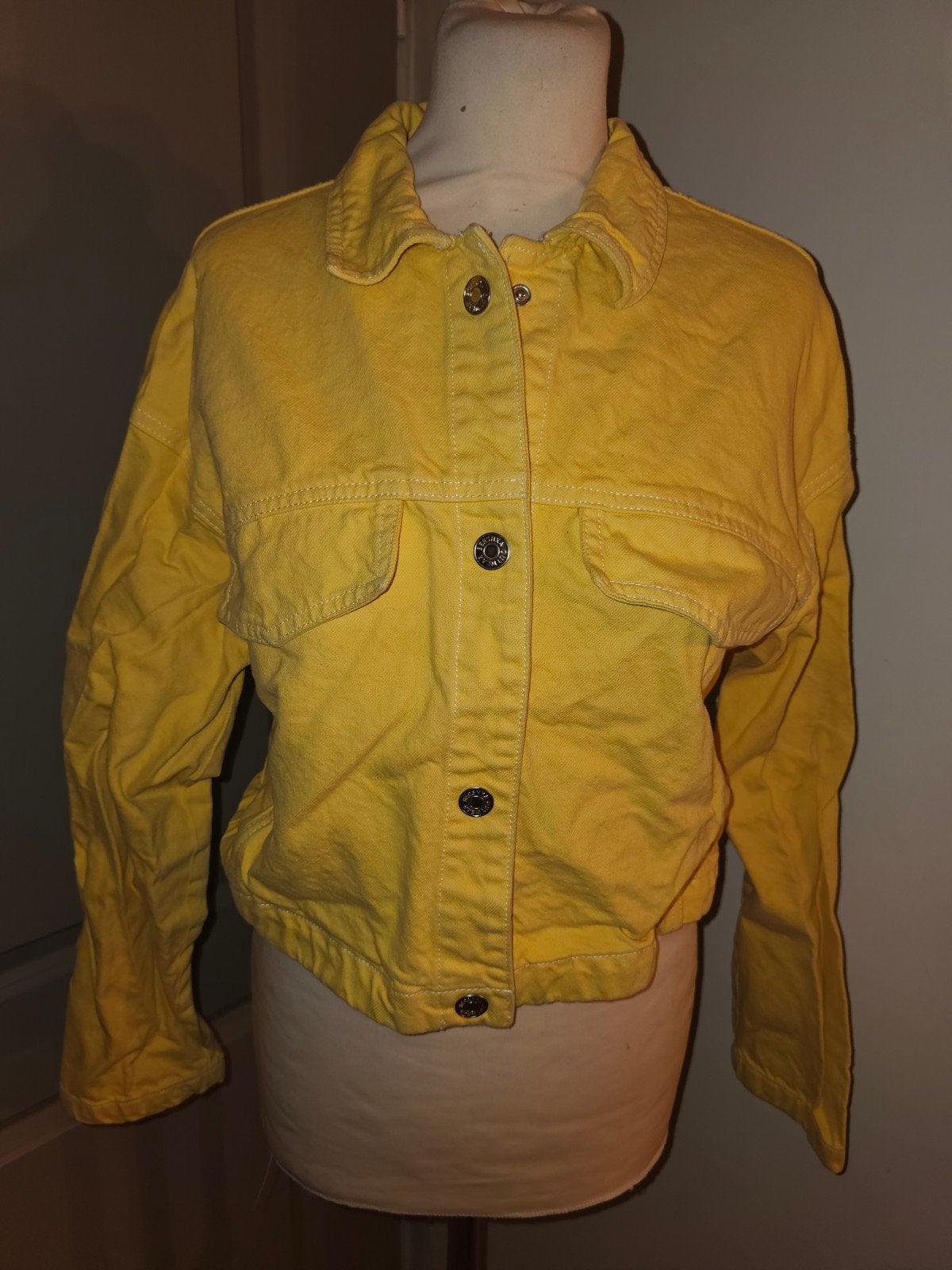 Geel bershka spijkerjasje maat M, Kleding | Dames, Jassen | Zomer, Ophalen of Verzenden, Zo goed als nieuw, Maat 38/40 (M), Geel