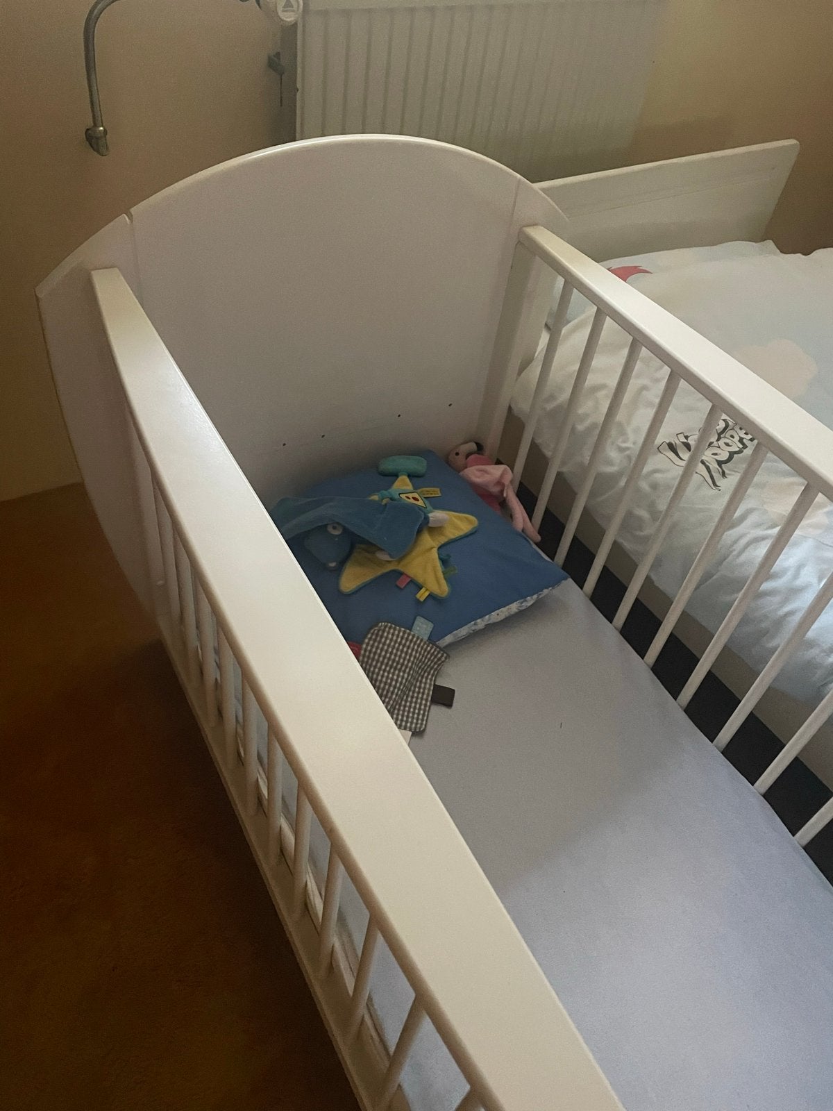 Wit babybedje met spijlen en matras, Kinderen en Baby's, Kinderkamer | Bedden, Ophalen, Gebruikt, 70 tot 85 cm, Minder dan 140 cm