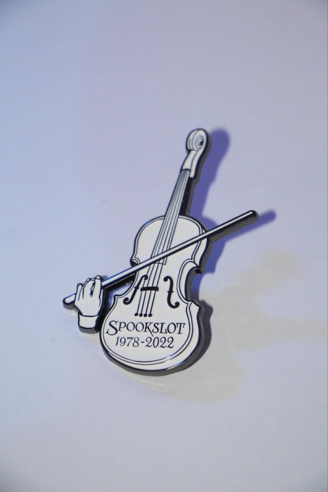 Spookslot Viool Pin 1978-2022 Efteling, Verzenden, Zo goed als nieuw, Overige onderwerpen, Speldje of Pin