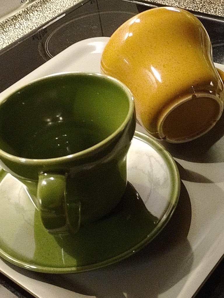 Gezocht: grote kop en schotel IKEA - groen of geel, Gebruikt, Keramiek, IKEA, Ophalen of Verzenden