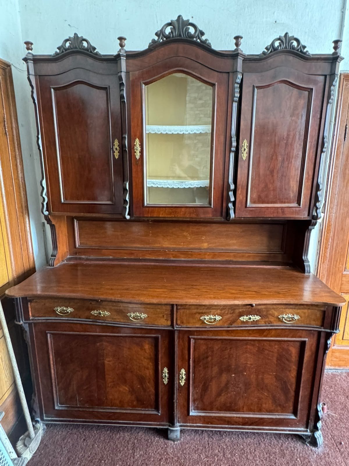 Antieke houten buffetkast met glazen vitrine, Ophalen