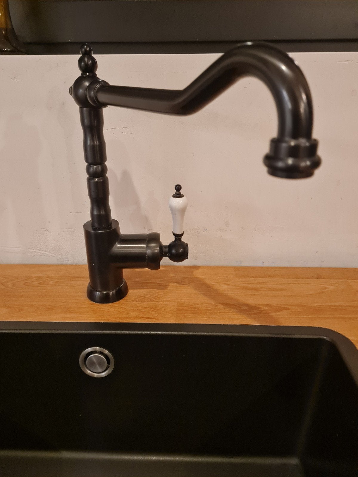 Zwarte keukenkraan retro design €50,00, Ophalen, Zo goed als nieuw, Rvs, Kraan