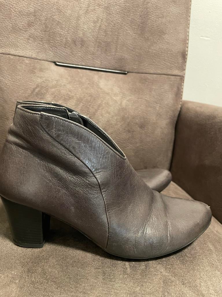 Gedragen grijze enkellaarsjes met lage hak maat 40, Kleding | Dames, Schoenen, Zo goed als nieuw, Lage of Enkellaarzen, Grijs