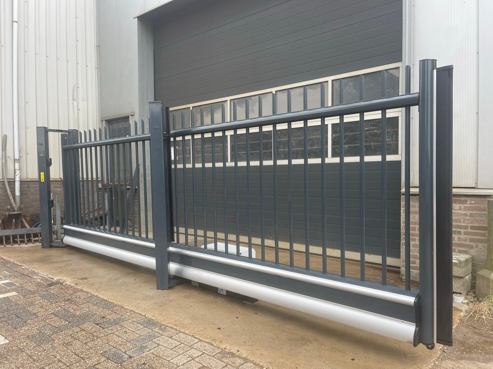 Vrijdragende elektrische Schuifpoort  - Doorgang 4 meter, Tuin en Terras, Tuinpoorten, Ophalen, Gebruikt, Schuifpoort, Aluminium