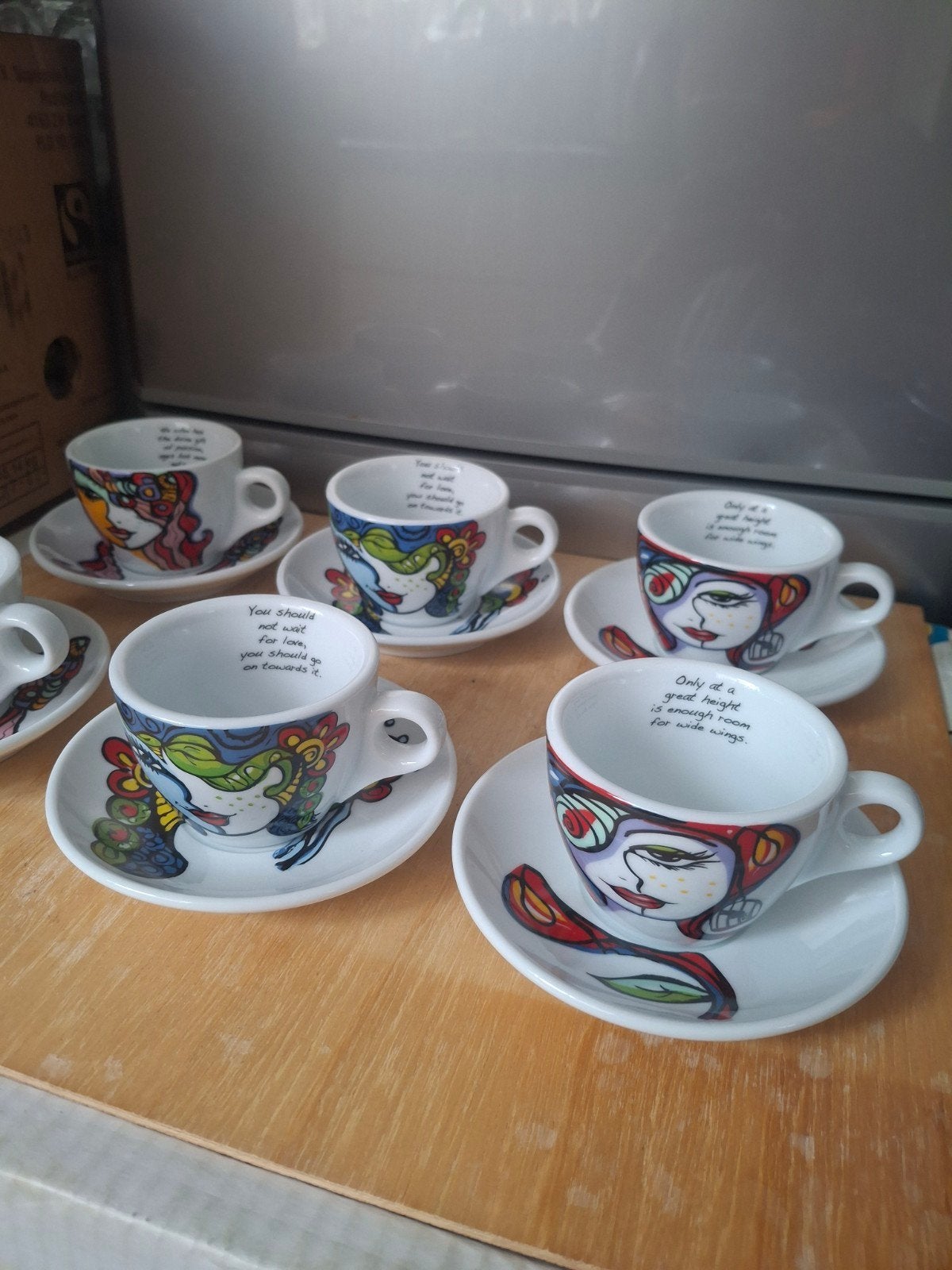 6 Josien Broeren kop en schotels set, Ophalen of Verzenden, Zo goed als nieuw, Overige stijlen, Kop(pen) en/of Schotel(s)
