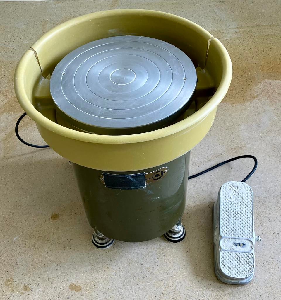 Pottenbakkerij met 5 draaischijven, kleiwals en inventaris, Hobby en Vrije tijd, Ophalen, Zo goed als nieuw