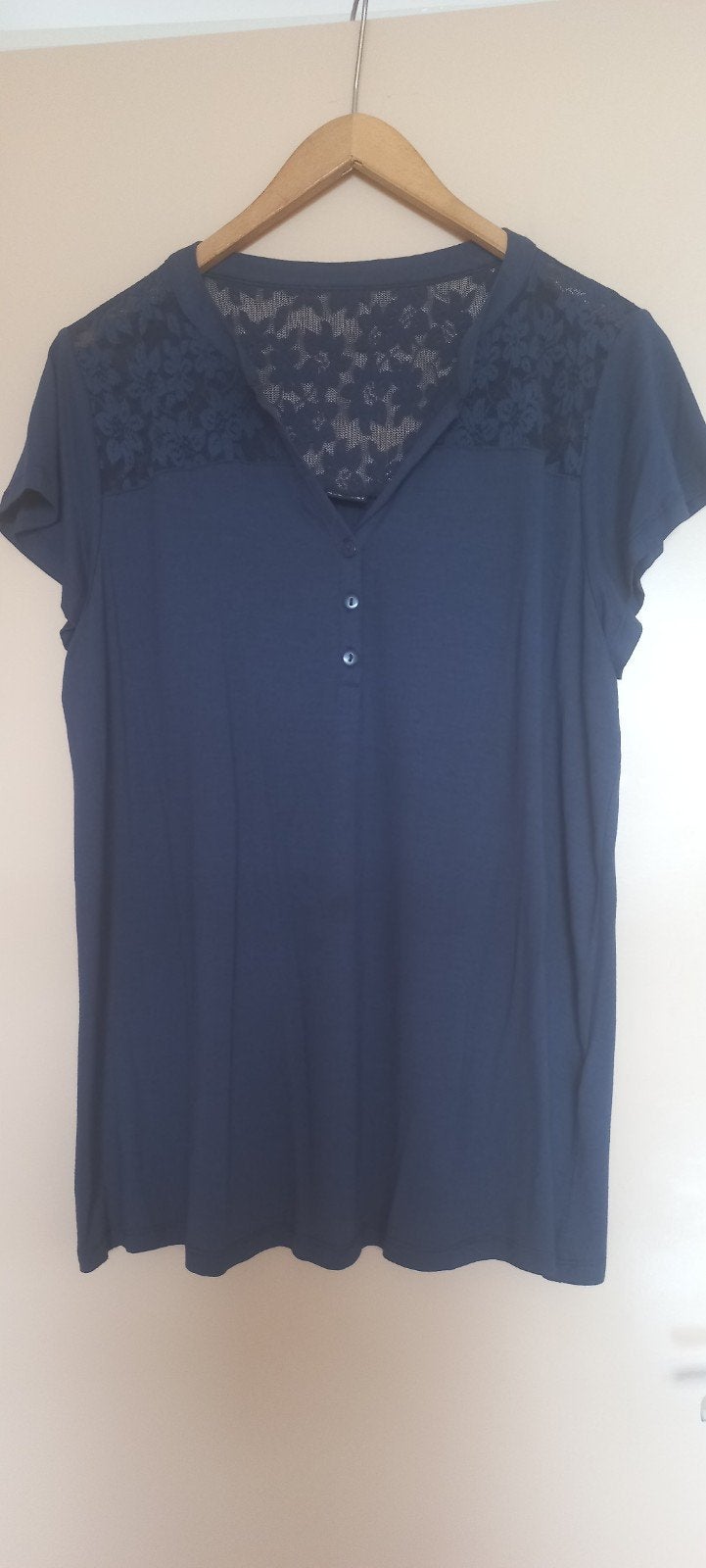 Shirt in blaauw met kant mt 44/46, Kleding | Dames, T-shirts, Bonprix, Blauw, Maat 42/44 (L), Ophalen of Verzenden
