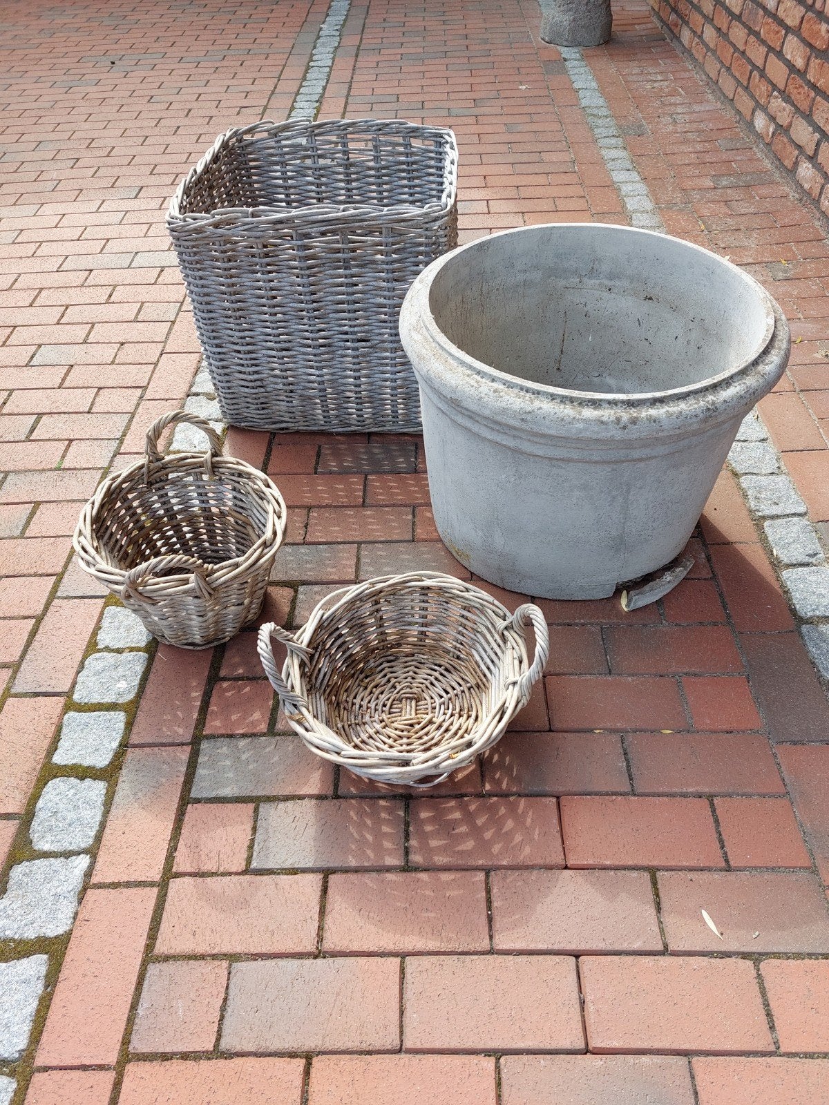 Rieten manden en betonnen pot, Ophalen, Rond, Minder dan 30 cm