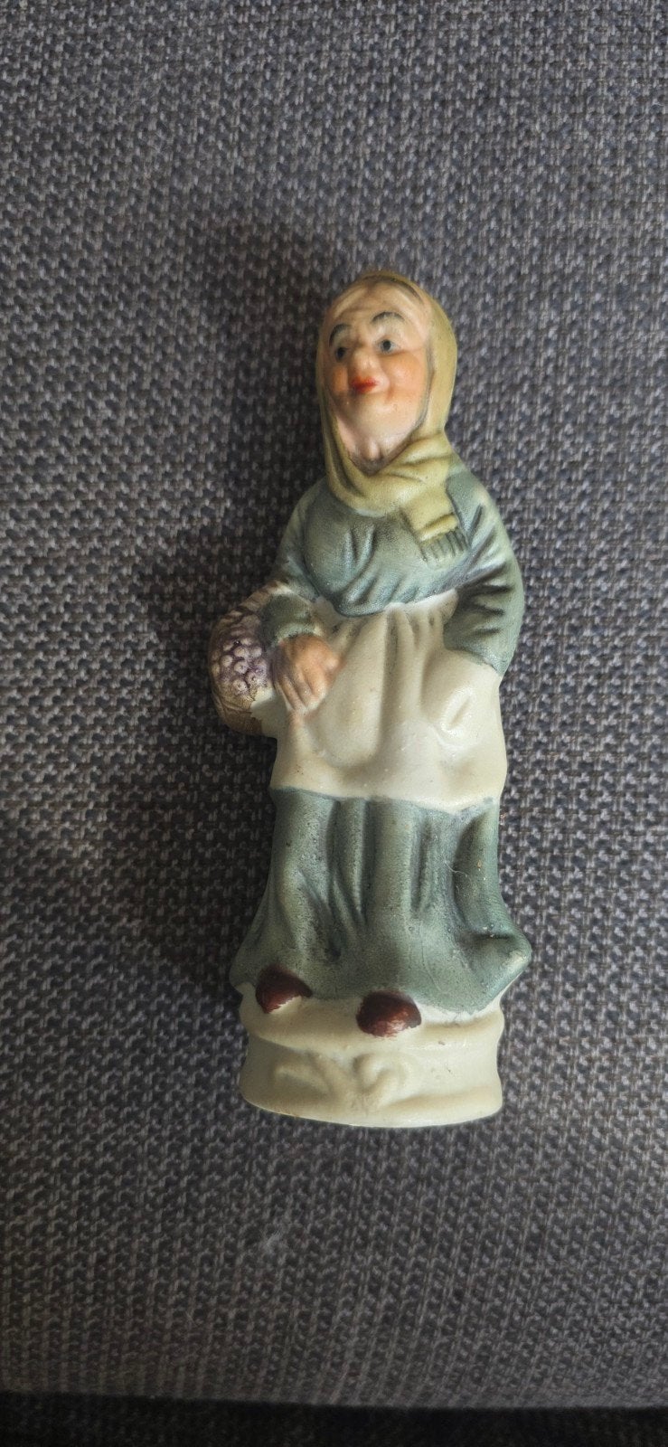 Vintage porseleinen beeldje oude vrouw met fruitmand – jaren, Verzamelen, Ophalen of Verzenden, Zo goed als nieuw, Mens