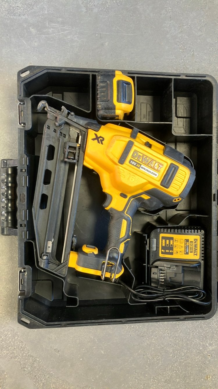 Dewalt Afwerktacker 18V XR Brushless met Accu en Lader, Ophalen, Zo goed als nieuw, Tacker/nietmachine, DeWalt
