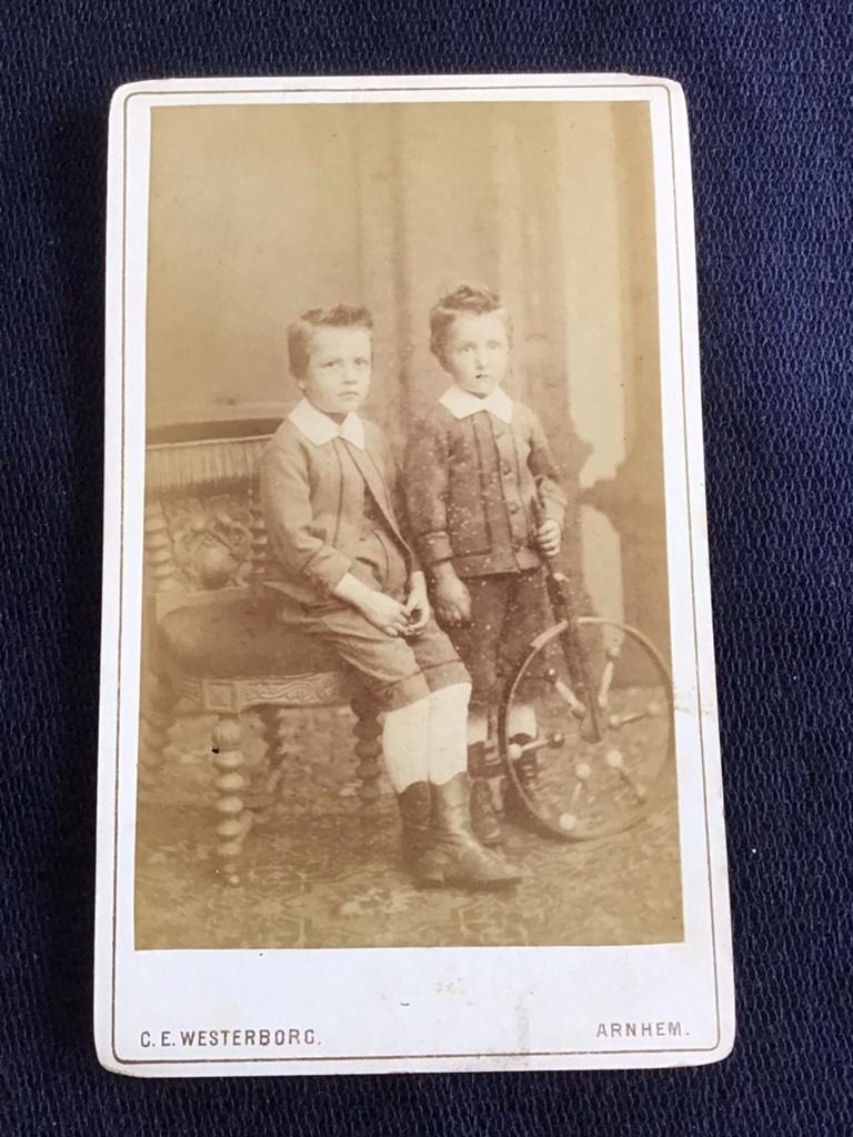 CDV, Jongens met loopwiel, C.E. WESTERBORG, ARNHEM, Gebruikt, Foto, Ophalen of Verzenden, Voor 1940