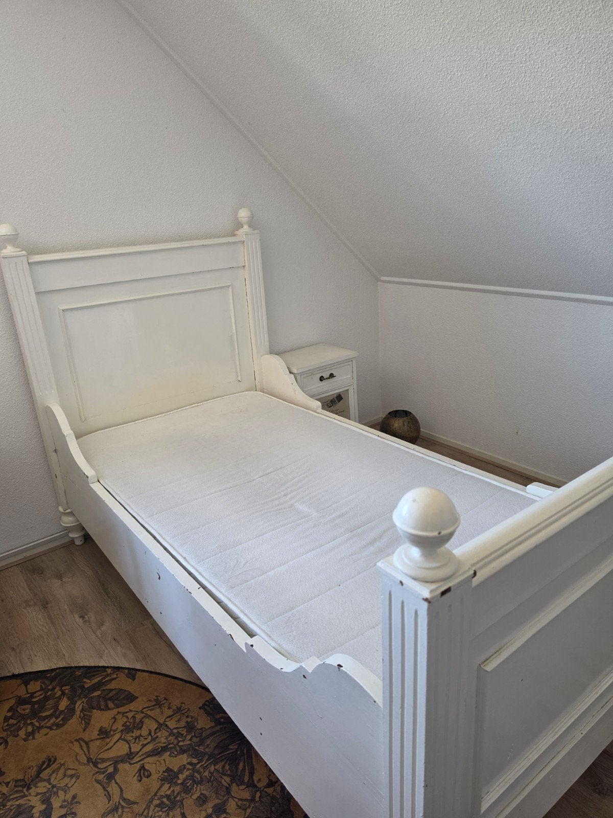 Gratis af te halen. Brocant bed met matras., Ophalen, Gebruikt